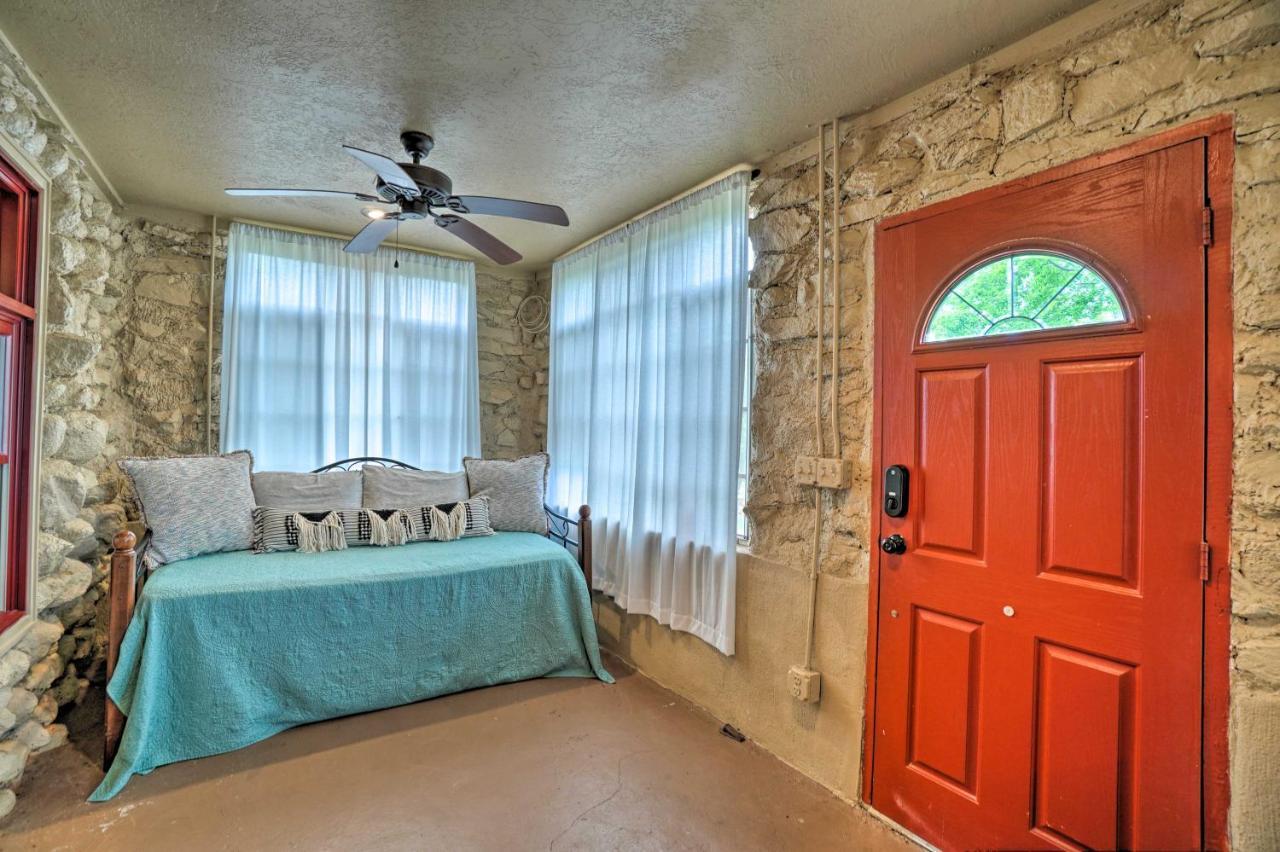 Enchanting Hilltop Cottage In Medicine Park! Bagian luar foto